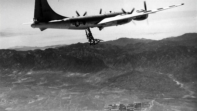 XF-85 Goblin pod svm nosiem B-29