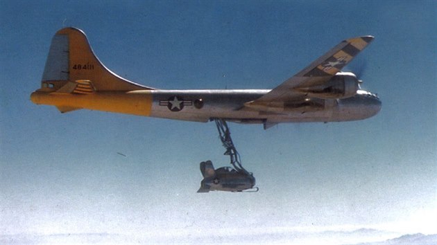 Nosi B-29 s prototypem parazitn sthaky XF-85 Goblin