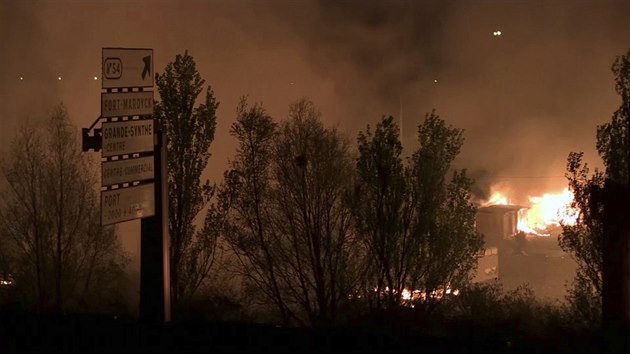 Uprchlick tbor u pstavu Dunkerque pohltily v pondl veer plameny.  Hasii por likvidovali celou noc (11. dubna 2017)