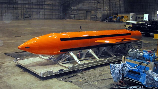 Příprava bomby na testování 11. března 2003