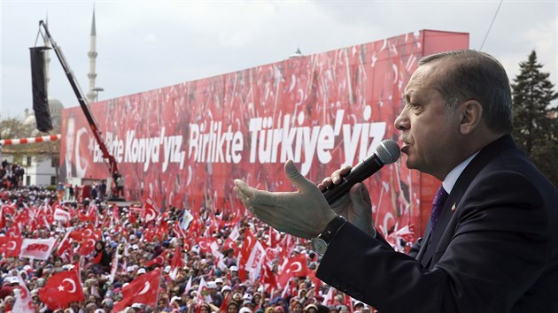 Město Konya hostilo jedno z posledních vystoupení Erdogana před referendem (14. dubna 2017)