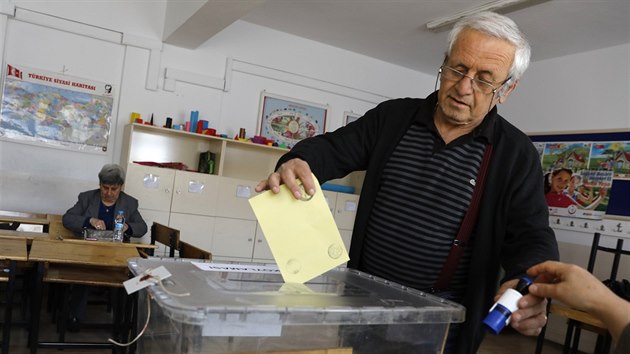 Turci v nedli hlasuj v klovm referendu o zmnch stavy. Na snmku volba v Ankae (16. dubna 2017)