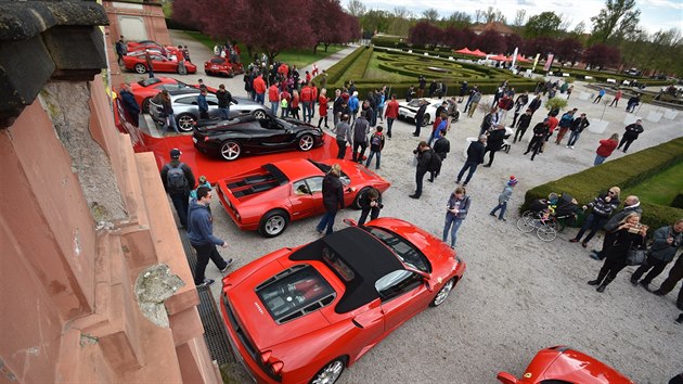 Sraz ferrrari na trojskm zmeku v Praze, podan na poest 70. vro zaloen automobilky.