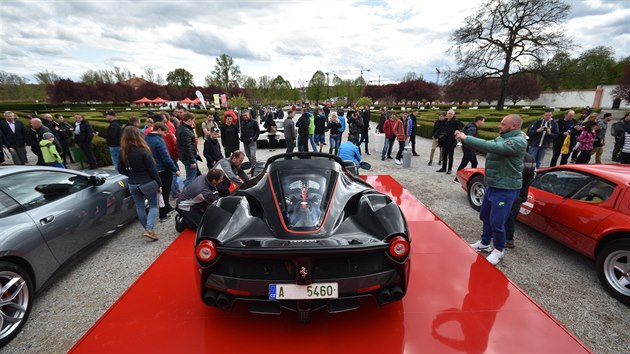 Sraz ferrrari na trojskm zmeku v Praze, podan na poest 70. vro zaloen automobilky.