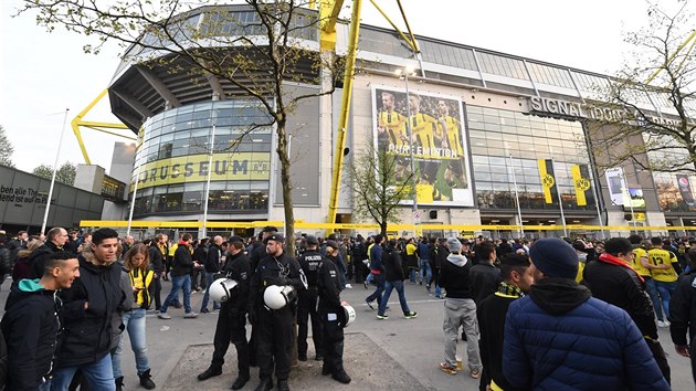 Policie dohl na fanouky, kte opoutj stadion Signal Iduna Park v Dortmundu (11. dubna 2017).