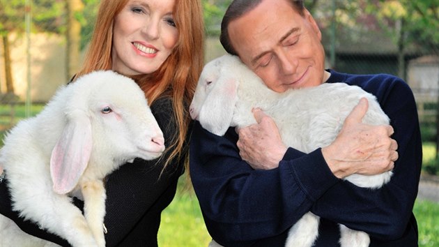 Berlusconi se mazlí s jehnětem po boku Michelle Vittorie Brambillové, aktivistky za práva zvířat a rovněž poslankyně za stranu Forza Italia, ve vegetariánské kampani (10. duben 2017).