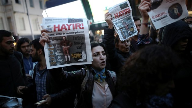 Turci v Istanbulu protestovali proti vsledku referenda (17. duben 2017).