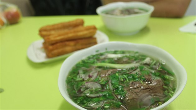 Tradiční vietnamská polévka Pho je s čerstvou zeleninou a plátky hovězího masa výtečná. K ní se zakusují tradiční vietnamské nadýchané „tyčinky“.
