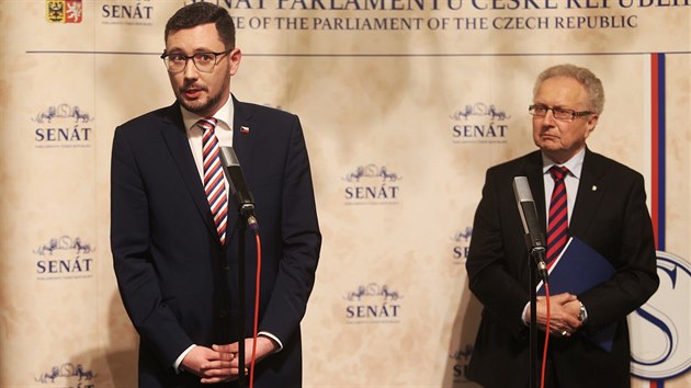 Pedseda Strany prv oban, sentor Jan Veleba, a mluv prezidentsk kancele Ji Ovek na konferenci Role esk televize v na spolenosti" v Sentu (11. dubna 2017)