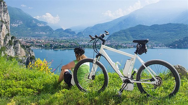Italové plánují vybudovat cyklostezku kolem celého jezera Garda.