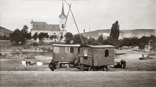 Kostel sv. Petra a Pavla v Radotn podil v roce 1908 neznm fotoamatr.