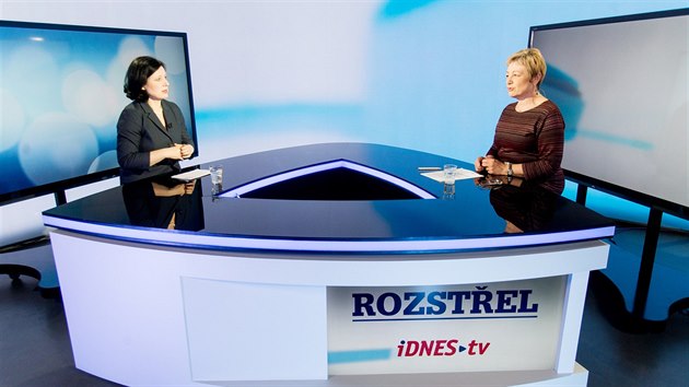 Eurokomisaka Vra Jourov (vlevo) a modertorka Zuzana Kubtov v diskusnm poadu Rozstel .
