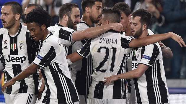 Fotbalist Juventusu oslavuj jeden z gl, kter dali ve tvrtfinle Ligy mistr Barcelon.