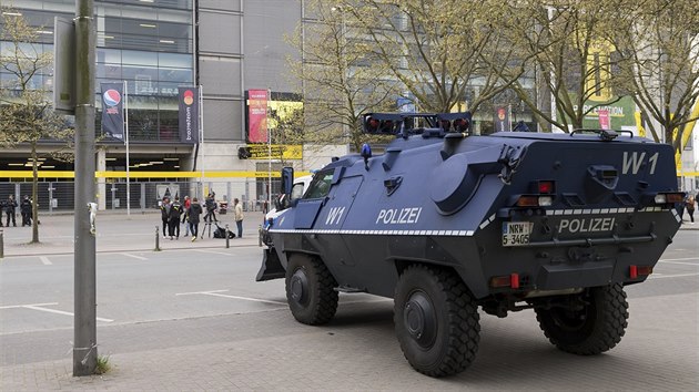 POLICIE PED STADIONEM. Utkn tvrtfinle Ligy mistr provzela po ternm toku na klubov autobus Dortmundu zven bezpenostn opaten.