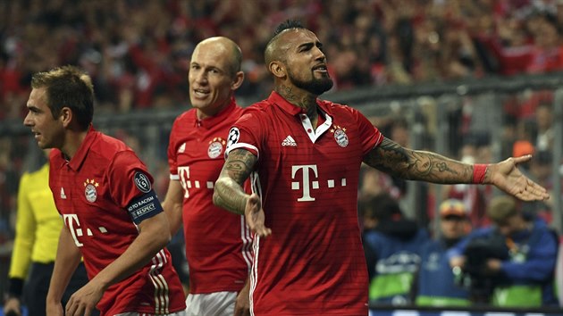 GLOV OSLAVA. Arturo Vidal z Bayernu se raduje ze vstelenho glu v utkn proti Realu Madrid.