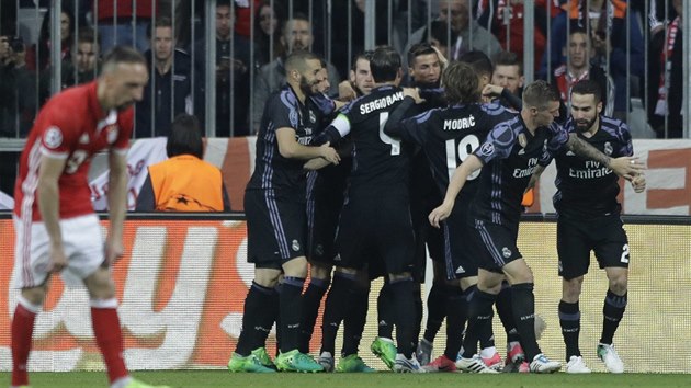Fotbalist Realu Madrid oslavuj vstelen gl proti Bayernu Mnichov ve tvrtfinle Ligy mistr.
