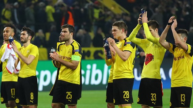 DKY, E JSTE S NMI. Fotbalist Dortmundu po prohranm tvrtfinle Ligy mistr s Monakem dkuj fanoukm za podporu.