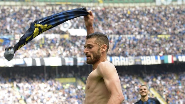 DRES DOL. Antonio Candreva a jeho oslava vodnho glu v milnskm derby mezi Interem a AC.