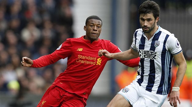 Georginio Wijnaldum (vlevo) a Claudio Yacob (vpravo) v souboji bhem utkn anglick ligy mezi West Bromwichem a Liverpoolem.