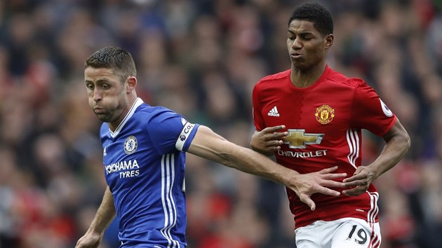 Stoper Chelsea Gary Cahill kontroluje m a brn ho ped dotrajcm Marcusem Rashfordem z Manchesteru United.