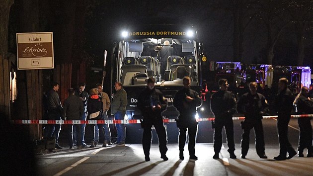 Nmeck policie hldkuje ped autobusem hr Borussie Dortmund, kter pokodila exploze (11. dubna 2017).