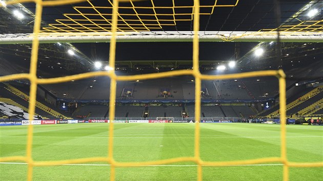 Pohled na oputn stadion Signal Iduna Park. Zpas se pesunul na stedu 12. dubna (11. dubna 2017).