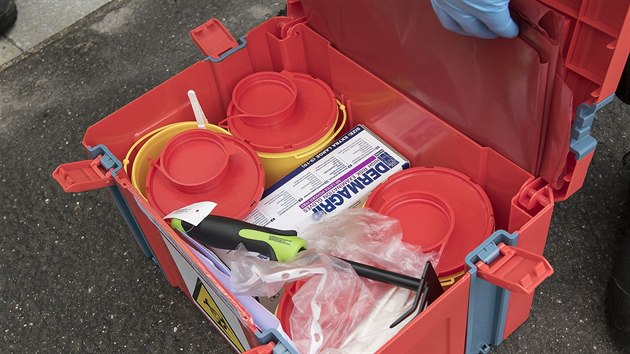 Kufřík pro sběr kontaminovaného odpadu - injekčních stříkaček a jehel.