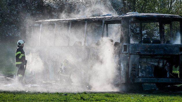 V Budějovicích u Vltavy hořel vrak autobusu.