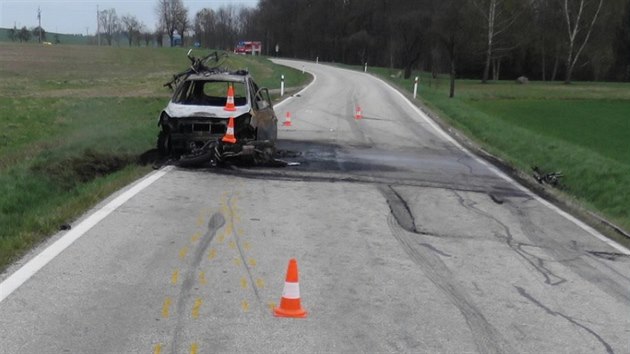 U Nov Bystice se eln srazil motork s osobnm autem. S tkm zrannm ho vrtulnk transportoval do budjovick nemocnice.