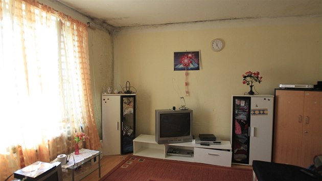 Stěny a stropy bytů v brněnské ubytovně v ulici Markéty Kuncové jsou často pokryté plísní, žijí tu také štěnice a švábi.