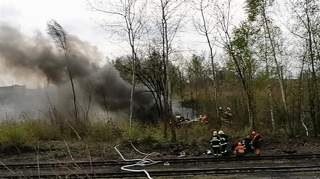 Por skldky pneumatik v bvalm arelu Poldi Kladno (15. dubna 2017).