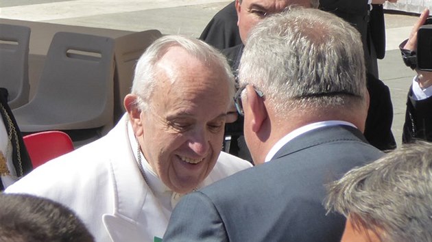 Vrchn sldek Vclav Berka si tese rukou s papeem Frantikem a oficiln mu pedv zsilku piva a zvon. (19. dubna 2017)