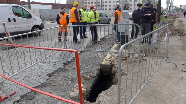 Propadlina je krom psek ohranien ploty. Ve stedu budou stavai zkoumat, kam a zasahuje.