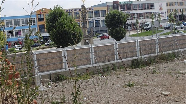 Neuten stav vadil lidem i radnici, posledn vlastnk nakonec budovu na podzim 2014 zboural. Pozemek u le tet rok ladem.