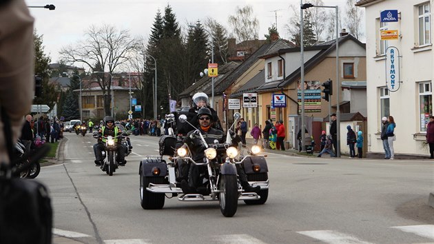 Po kaskadrsk show vyrazili motorki na spanilou jzdu.