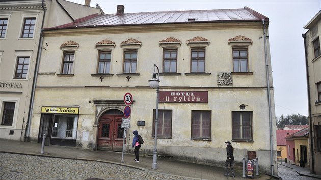 Nkdej hotel nen v souasnosti pstupn. V pzem je velk sl s hebnkovou klenbou, ttovou stranu zdob kamenn krakorce.