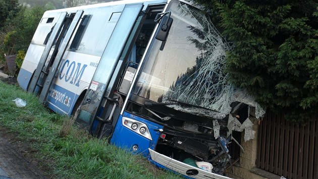 Nehoda autobusu u Slanho na Kladensku, pi kter se zranilo pt lid (10.4.2017).