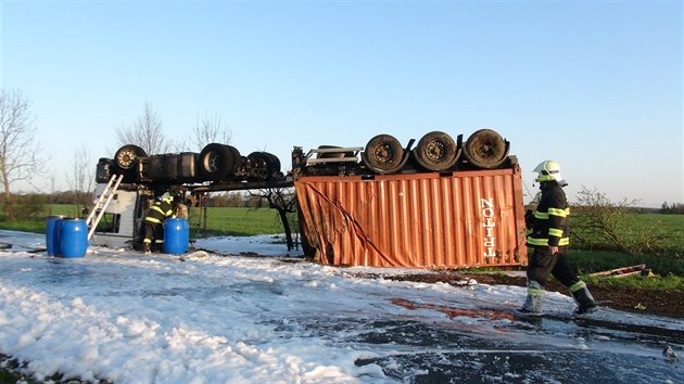 U obce Mšec na Kladensku se převrátil nákladní vůz na střechu (10.4.2017).