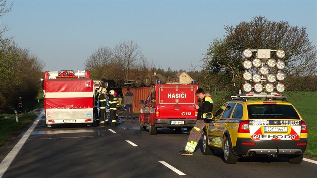 U obce Mšec na Kladensku se převrátil nákladní vůz na střechu (10.4.2017).