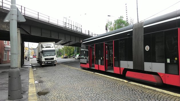 V Nádražní ulici na pražském Smíchově poškodil náklaďák trolej (18.4.2017).