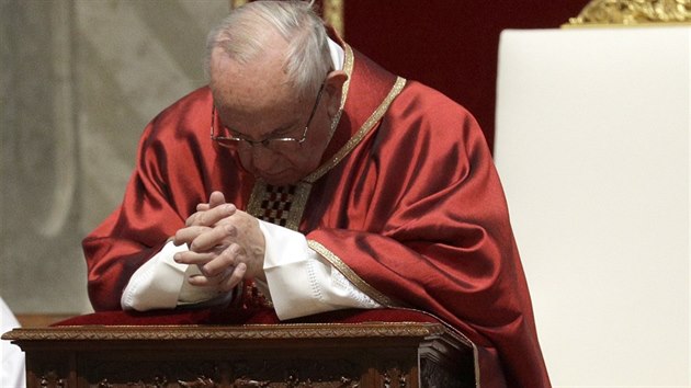 Pape Frantiek odslouil ve svatopetrsk bazilice tradin obad u pleitosti Velkho ptku (14. 4. 2017)