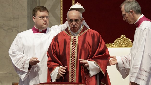 Papež František odsloužil ve svatopetrské bazilice tradiční obřad u příležitosti Velkého pátku (14. 4. 2017)