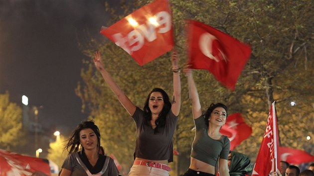 Příznivci tureckého prezidenta Recepa Tayyipa Erdogana oslavují výsledky referenda v ulicích Istanbulu (16. dubna 2017)