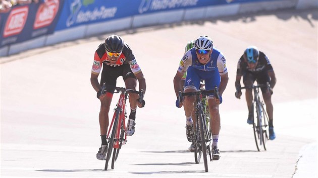 Zdenk tybar (vpravo) a Greg van Avermaet ve finii zvodu Pa-Roubaix.