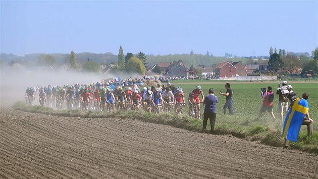Momentka ze zvodu Pa-Roubaix.