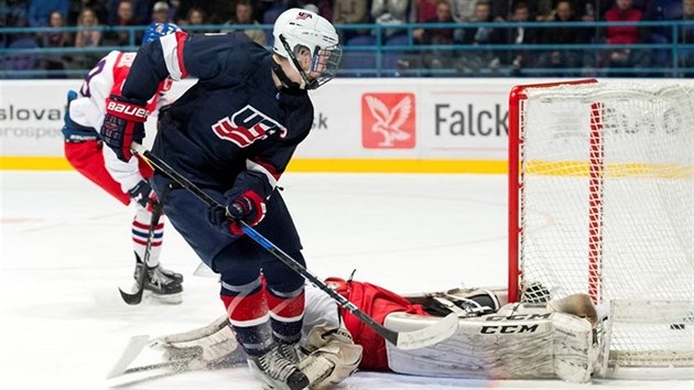 Brankář českých hokejistů do 18 let Jakub Škarek právě inkasoval na mistrovství světa na Slovensku gól od  Braedena Tkachuka z výběru USA.