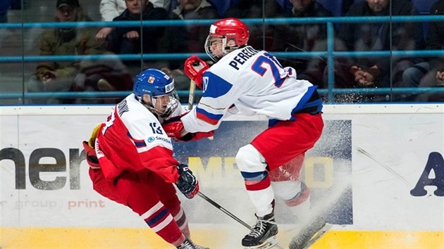 Jan Hladonk v souboji s Rusem Pereljajevem na mistrovstv svta hokejist do 18 let.
