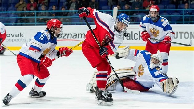Jaroslav Dvok ped ruskm brankem Maximem ukovem na mistrovstv svta hokejist do 18 let.