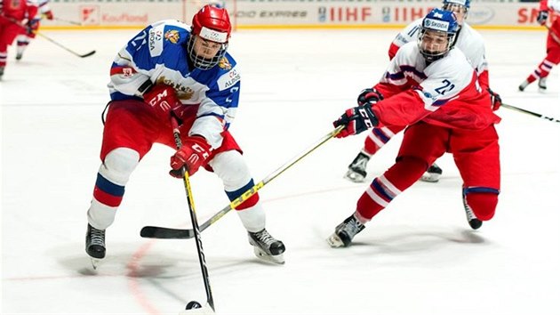 Filip Chytil napadá ruského soupeře v utkání mistrovství světa hokejistů do 18 let.
