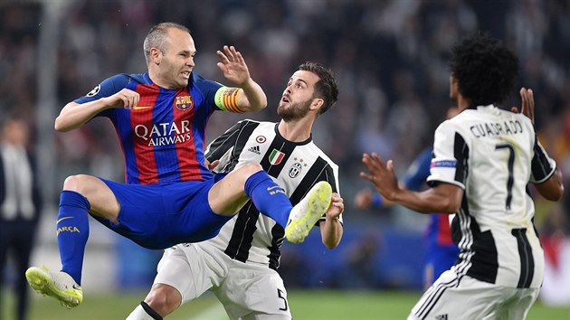 Andrs Iniesta z Barcelony (v modroervenm dresu) bojuje o m s Miralemem Pjaniem z Juventusu.